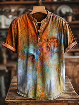 Herren Kurzarm-Shirt mit abstraktem Rost- und Metall-Effekt – Baumwollmix, V-Ausschnitt, Brusttasche, lässiger Stil für Alltag & Urlaub