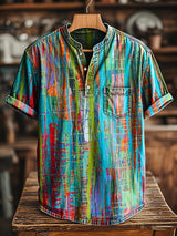 Herren Kurzarm-Shirt mit abstraktem Graffiti-Print – Baumwollmix, V-Ausschnitt, Brusttasche, kreativer Streetstyle für Alltag & Freizeit