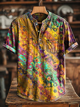 Herren Kurzarm-Shirt mit abstraktem Ethno- und Kreismuster – Baumwollmix, V-Ausschnitt, Brusttasche, farbenfroher Stil für Alltag & Freizeit
