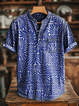 Herren Kurzarm-Shirt mit blauem Blätter-Print – Baumwollmix, V-Ausschnitt, Brusttasche, lässiger Sommerstil für Alltag & Urlaub