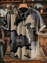 Herren Kurzarm-Shirt mit Camouflage-Print – Baumwollmix, V-Ausschnitt, Brusttasche, lässiger Outdoor-Stil für Alltag & Freizeit