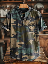 Herren Kurzarmshirt mit Camouflage-Print – Baumwollmix, V-Ausschnitt, Freizeit & Outdoor-Stil