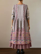 Boho Vintage Blumenkleid mit V-Ausschnitt – Retro Midi Kleid mit Doppel-Saum & langen Ärmeln aus Baumwollmix