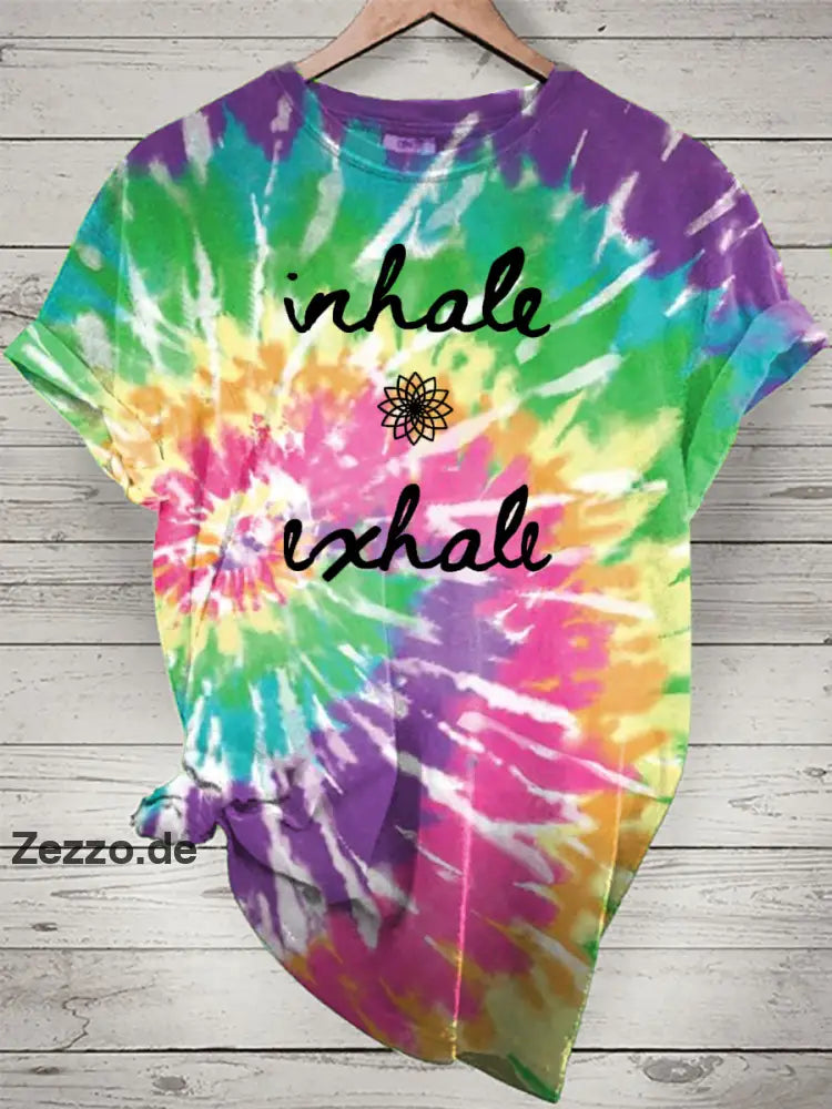 Damen T-Shirt mit Tie-Dye-Print und „Inhale Exhale“-Motiv – Kurzarm für Yoga & Freizeit Bunt / S