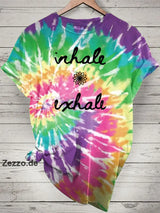 Damen T-Shirt mit Tie-Dye-Print und „Inhale Exhale“-Motiv – Kurzarm für Yoga & Freizeit Bunt / S