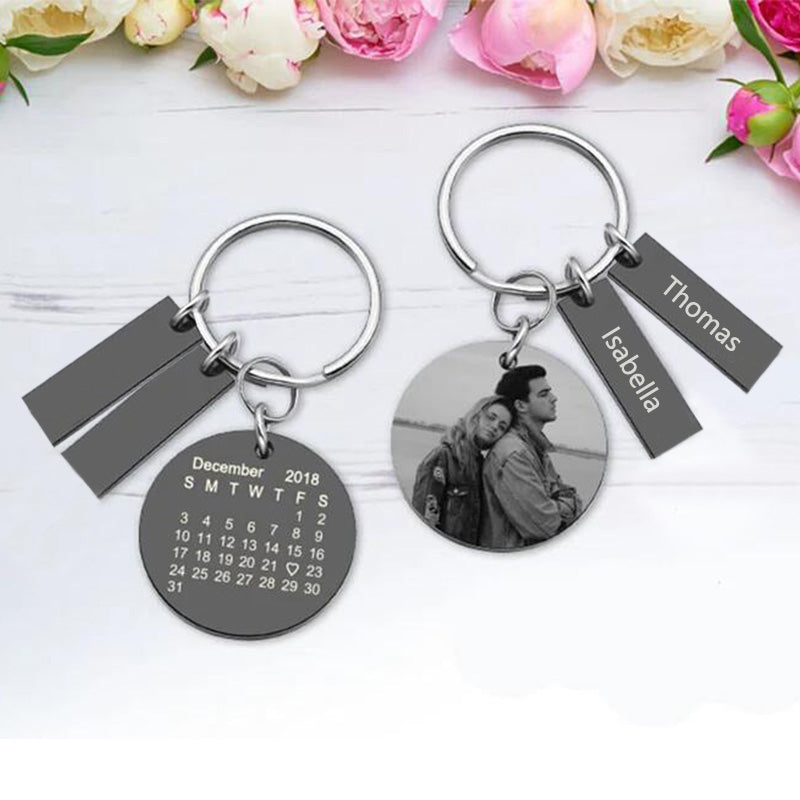 Personalisierte Geschenke – Schlüsselanhänger mit Namenskalender für Paare – Symbol der Liebe