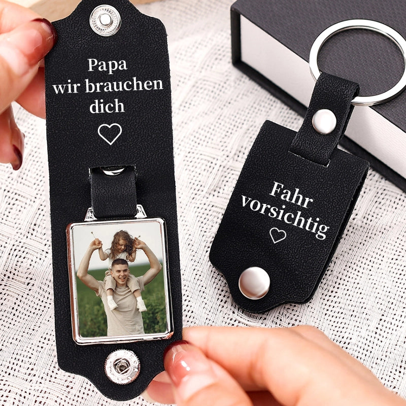 Personalisierter Leder Schlüsselanhänger mit Foto – Fahr vorsichtig Papa, wir brauchen dich – Geschenk für Vater