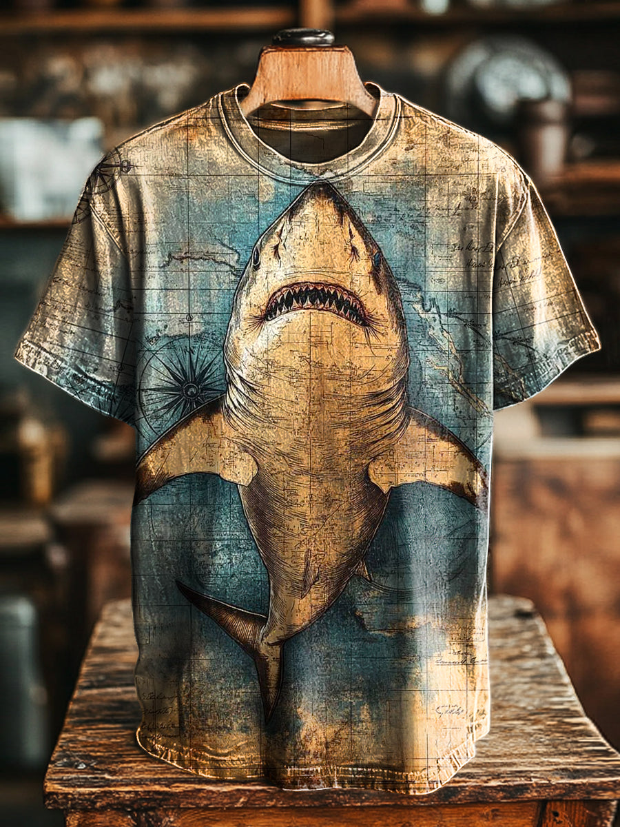 Herren T-Shirt mit Hai & Zeitungsdruck – Vintage Nautik-Stil, Rundhalsausschnitt, Lockerer Schnitt, Kurzarm