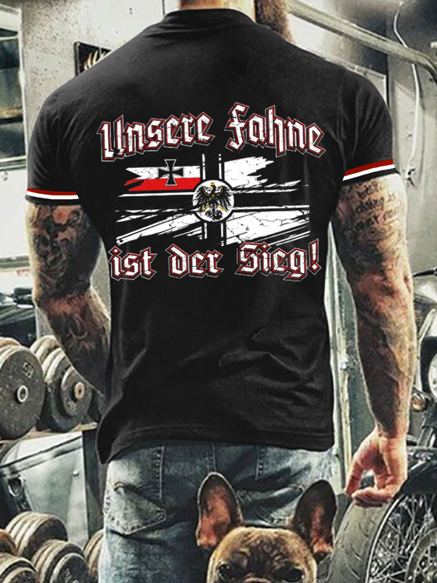 Kurzarm-T-Shirt für Männer Unsere Fahne Ist der Sieg bedruckt