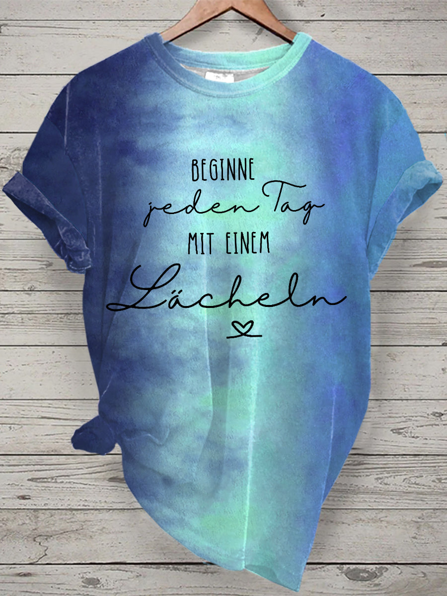 Damen T-Shirt „Beginne jeden Tag mit einem Lächeln“ – Tie-Dye Look & Kurzarm für positive Lebensfreude Blau / S