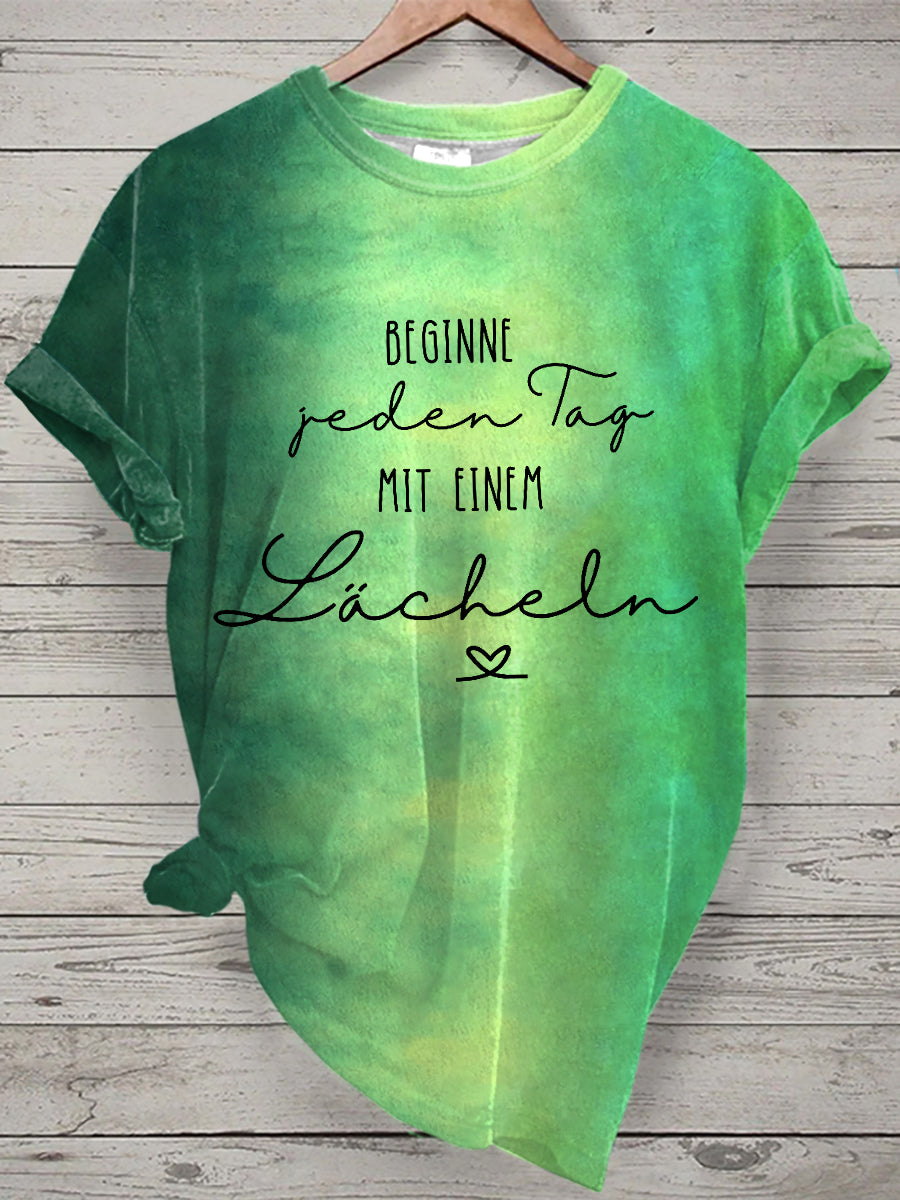 Damen T-Shirt „Beginne jeden Tag mit einem Lächeln“ – Tie-Dye Look & Kurzarm für positive Lebensfreude Grün / S
