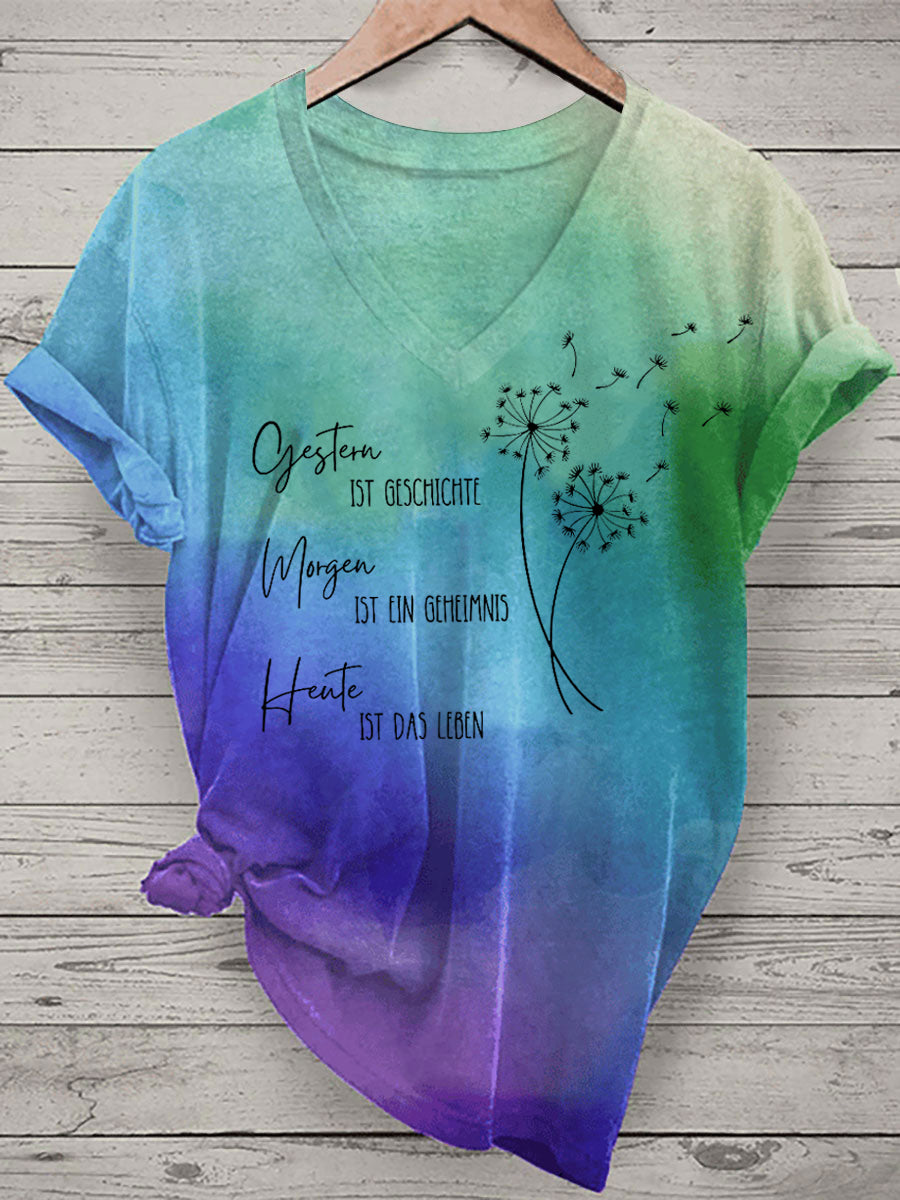 Damen T-Shirt mit Löwenzahn & Lebensweisheit – Tie-Dye Look & V-Ausschnitt für positive Alltagsmomente