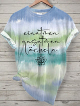 Damen T-Shirt „Einatmen – Ausatmen – Lächeln“ – Tie-Dye Look mit Achtsamkeits-Print für entspannte Alltagstyles