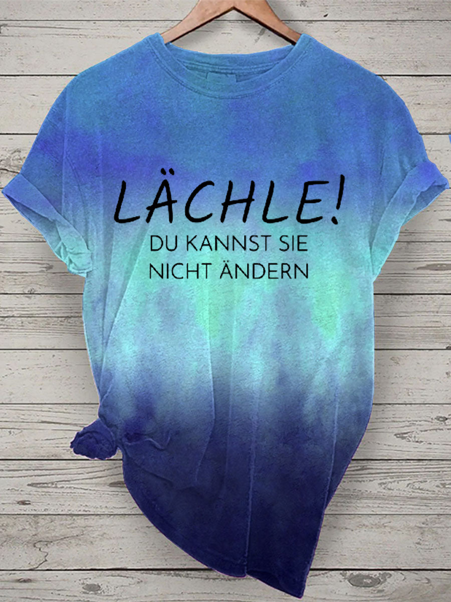 Damen T-Shirt „Lächle! Du kannst sie nicht ändern“ – Tie-Dye Design & Kurzarm für positive Statements