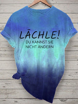 Damen T-Shirt „Lächle! Du kannst sie nicht ändern“ – Tie-Dye Design & Kurzarm für positive Statements