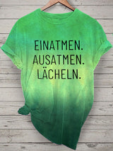 Damen T-Shirt „Einatmen. Ausatmen. Lächeln.“ – Tie-Dye Look mit Achtsamkeits-Botschaft für entspannte Alltagsmomente