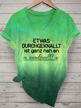 Damen V-Ausschnitt T-Shirt mit Spruch „Etwas durchgeknallt ist ganz nah an wundervoll“ – Lustiges Kurzarmshirt in