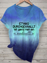 Damen V-Ausschnitt T-Shirt mit Spruch „Etwas durchgeknallt ist ganz nah an wundervoll“ – Lustiges Kurzarmshirt in