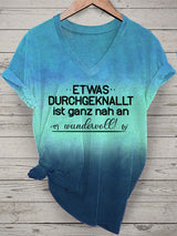 Damen V-Ausschnitt T-Shirt mit Spruch „Etwas durchgeknallt ist ganz nah an wundervoll“ – Lustiges Kurzarmshirt in