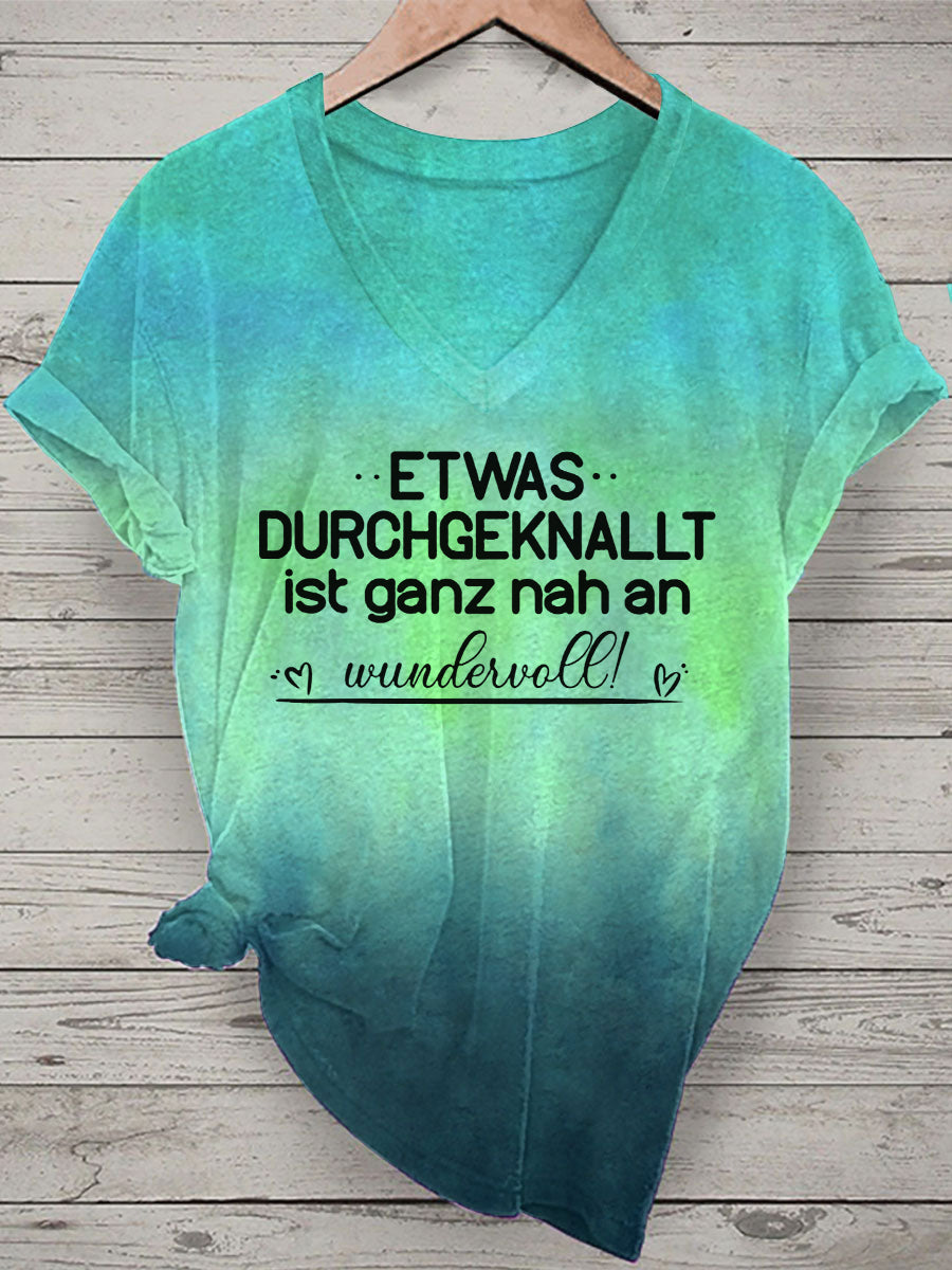 Damen V-Ausschnitt T-Shirt mit Spruch „Etwas durchgeknallt ist ganz nah an wundervoll“ – Lustiges Kurzarmshirt in