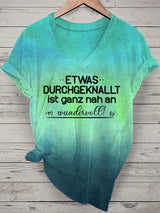 Damen V-Ausschnitt T-Shirt mit Spruch „Etwas durchgeknallt ist ganz nah an wundervoll“ – Lustiges Kurzarmshirt in
