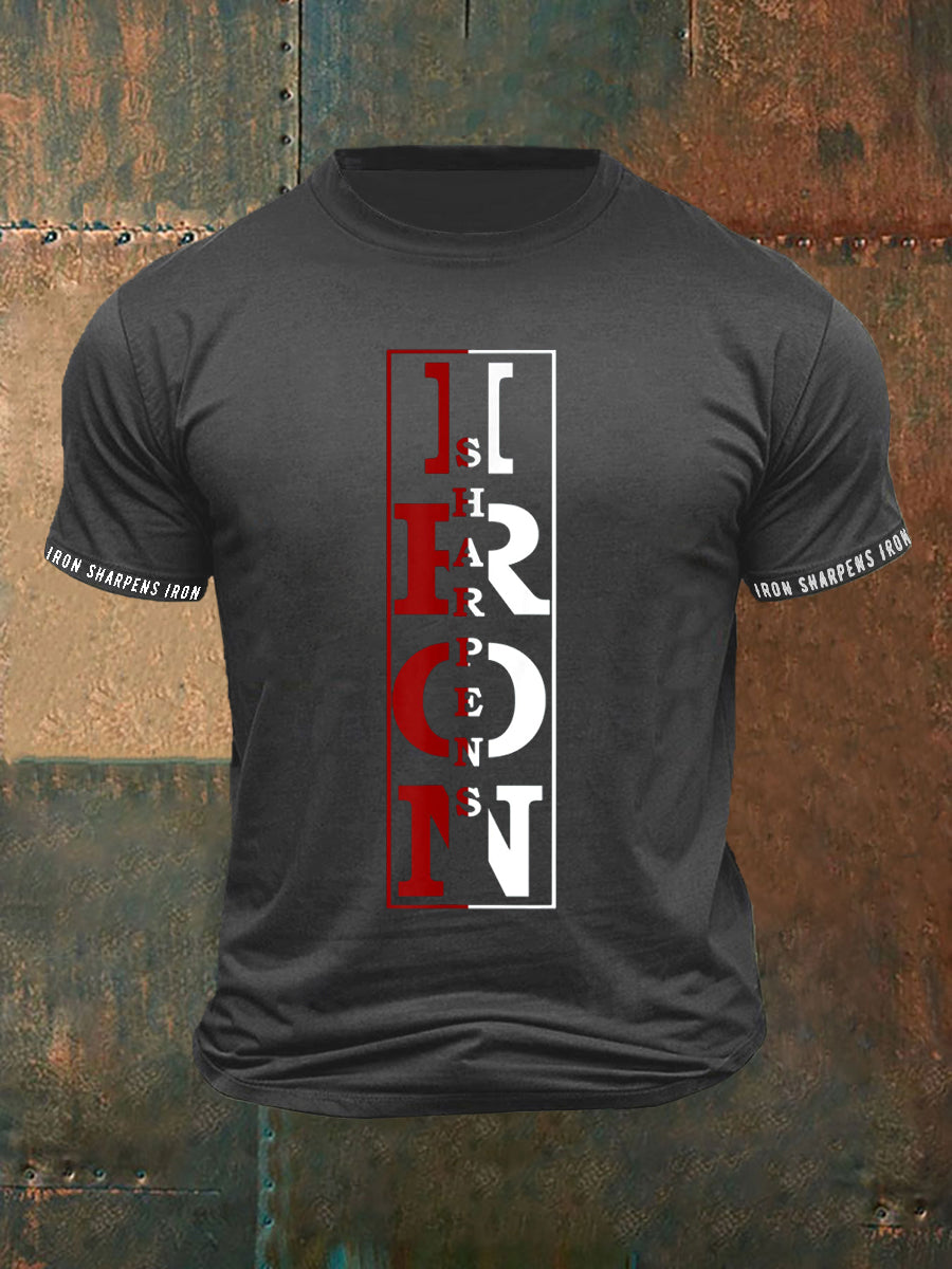 Herren T-Shirt mit „Iron Sharpens Iron“ Print – Motivshirt für Alltag & Statement-Looks