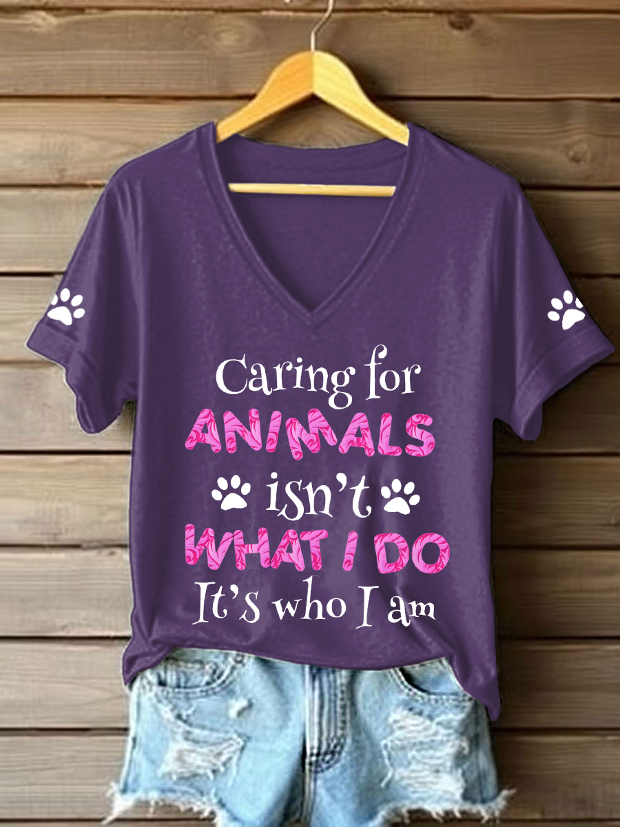 Damen T-Shirt mit Spruch „Caring for Animals“ – V-Ausschnitt, Tierschutz-Motiv, Casual Look