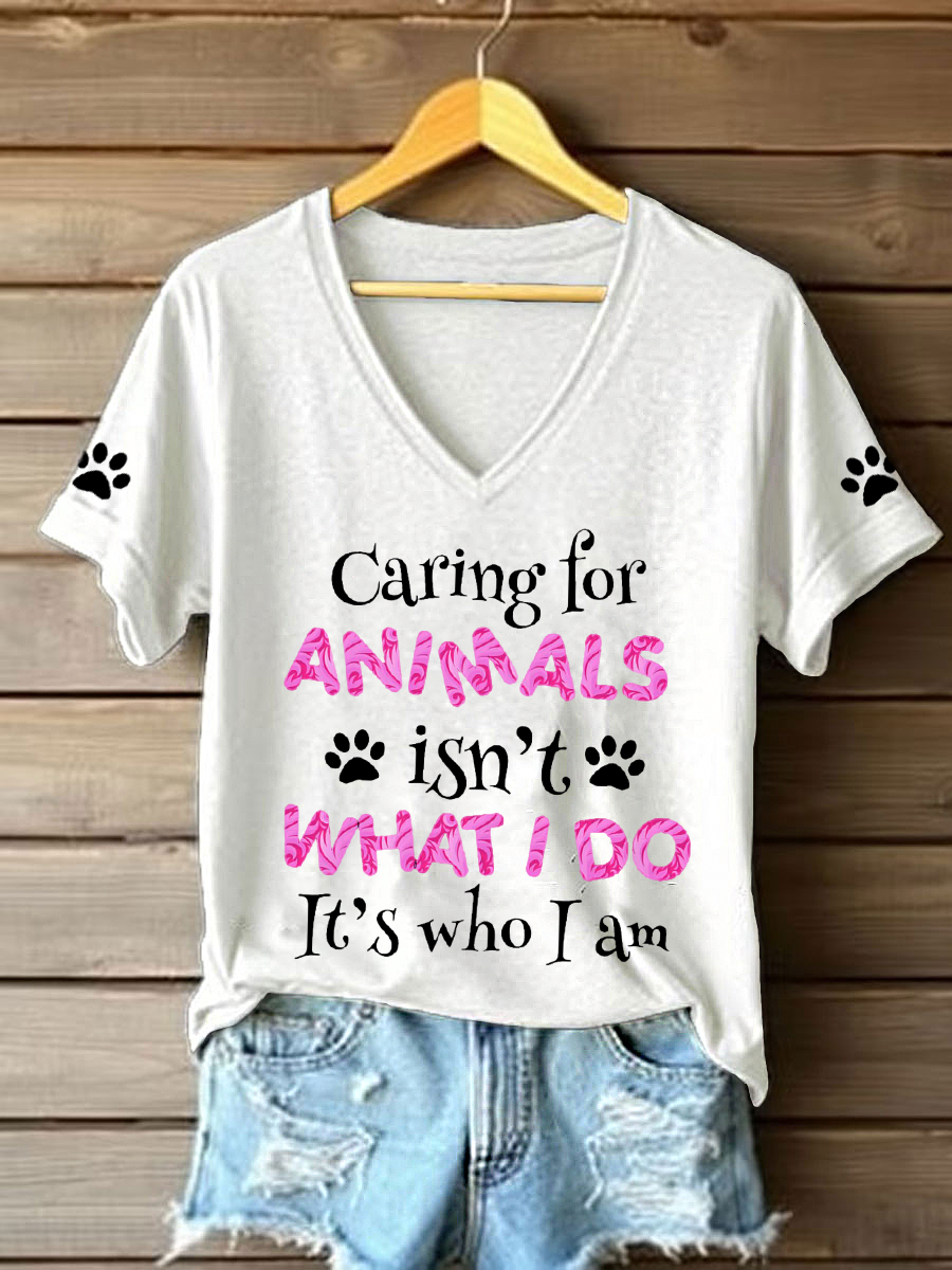 Damen T-Shirt mit Spruch „Caring for Animals“ – V-Ausschnitt, Tierschutz-Motiv, Casual Look