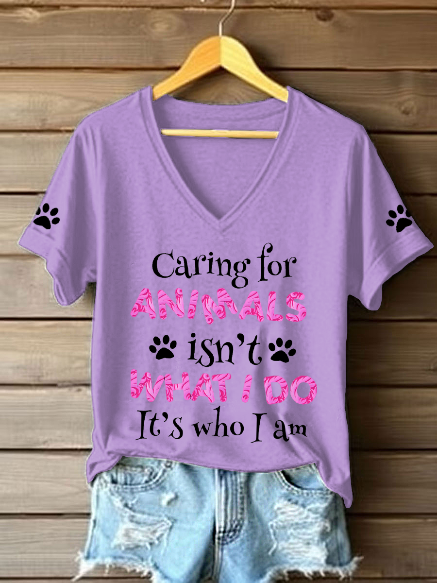 Damen T-Shirt mit Spruch „Caring for Animals“ – V-Ausschnitt, Tierschutz-Motiv, Casual Look