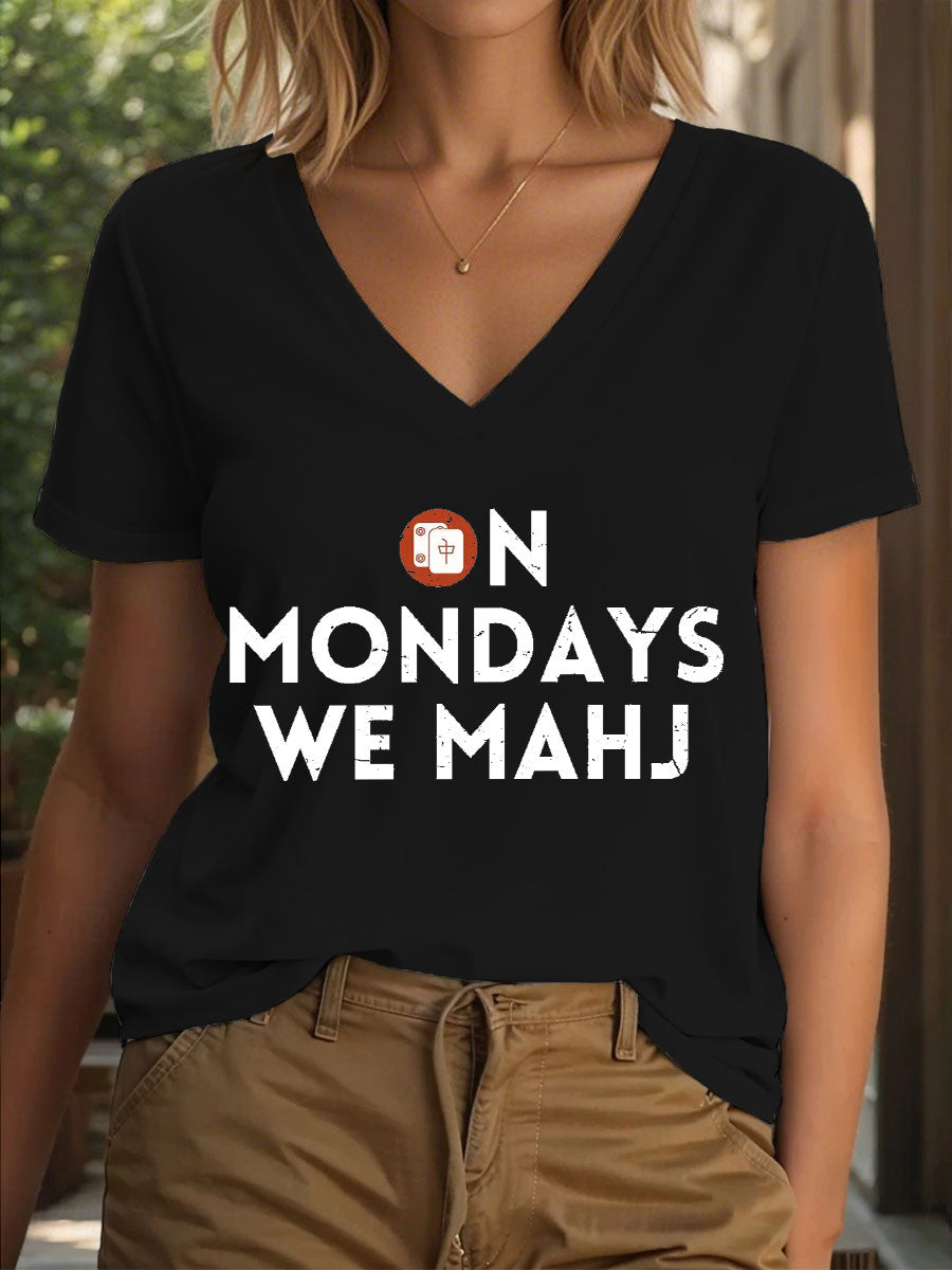 Damen T-Shirt mit Mahjong-Spruch – „On Mondays We Mahj“ Print mit V-Ausschnitt Schwarz / S