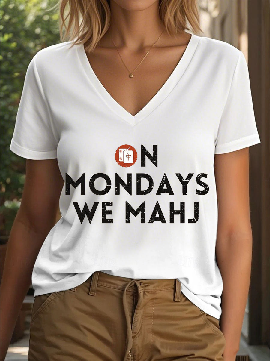 Damen T-Shirt mit Mahjong-Spruch – „On Mondays We Mahj“ Print mit V-Ausschnitt Weiß / S