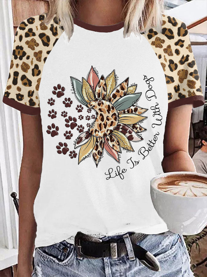 Damen-T-Shirt mit Sonnenblume Pfotenabdrücken & Leo-Muster – „Life Is Better With Dogs“-Aufdruck Weiß / S