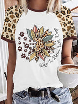 Damen-T-Shirt mit Sonnenblume, Pfotenabdrücken & Leo-Muster – „Life Is Better With Dogs“-Aufdruck