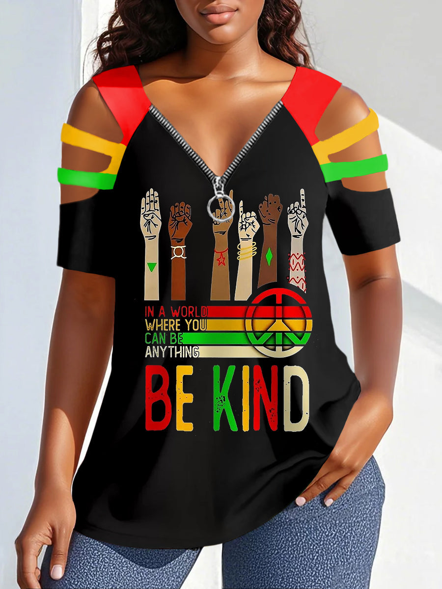 Damen T-Shirt mit „Be Kind“-Print und Reißverschluss-Schulter – Buntes Statement-Shirt mit Botschaft Schwarz / S