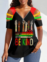 Damen T-Shirt mit „Be Kind“-Print und Reißverschluss-Schulter – Buntes Statement-Shirt mit Botschaft Schwarz / S