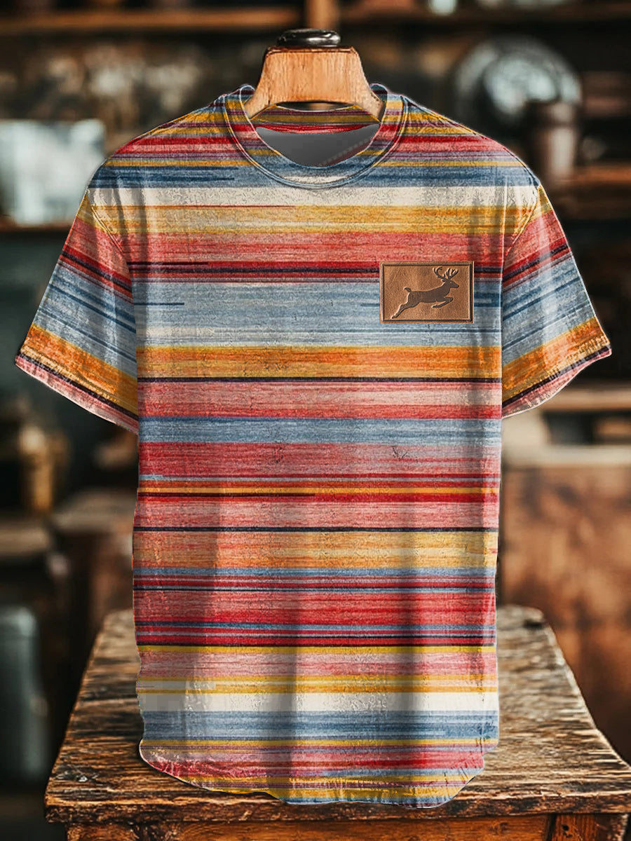 Herren Kurzarm T-Shirt mit farbenfrohen Retro-Streifen und Hirsch-Patch – Baumwollmix, Leicht, Casual