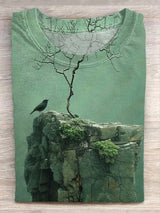 Unisex T-Shirt mit Kunstmotiv „Fels mit Baum und Vogel“ – Natur-inspirierter Druck, Baumwollmix, Symbolisches Design für kreative Freizeitlooks