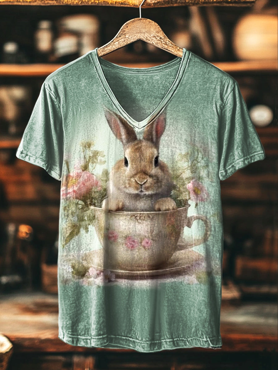 Unisex V-Ausschnitt T-shirt mit süßem Hasen im Teetassen-Print – Vintage-inspiriertes Tiermotiv auf weicher Baumwollmischung für Frühling & Alltag