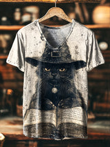 Unisex V-Ausschnitt T-shirt mit mystischer Hexenkatze und Zauberbuch – Magischer Print im Vintage-Stil auf weicher Baumwollmischung