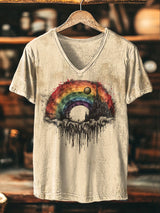 Unisex V-Ausschnitt T-shirt mit Fantasie-Regenbogen und Schloss – Surreales Aquarell-Design aus Baumwollmischung