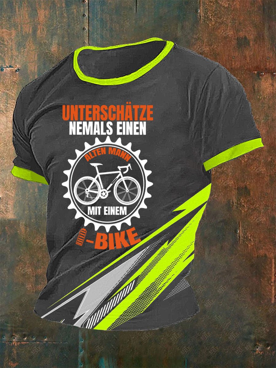 Herren Unter schätze niemals einen alten Mann mit einem E-Bike T-Shirt