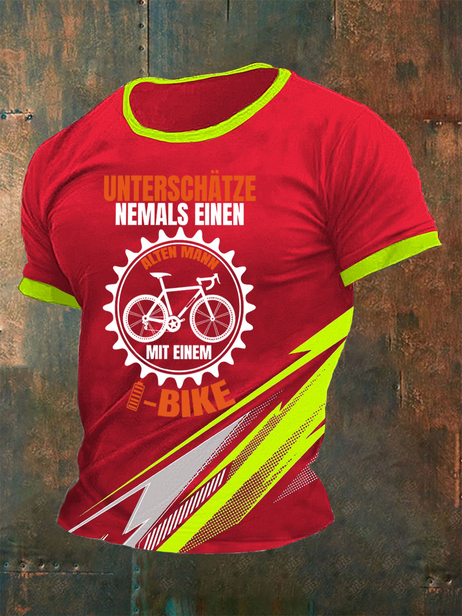 Herren Unter schätze niemals einen alten Mann mit einem E-Bike T-Shirt
